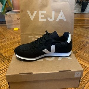 VEJA SNEAKERS BRAND NEW